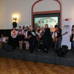A ráti Szent Mihály Gyermekotthon zenedéjének tagjai, valamint a Credo együttes ()