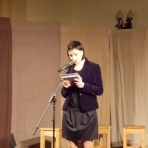 Iancu Laura csángó költő köszönti a vendégeket a Háromszék Táncegyüttes fellépése előtt ()