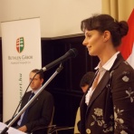 Langerné Victor Katalin, a Magyarság Háza igazgatója köszönti a Rákóczi Szövetség díjkiosztójának résztvevőit ()